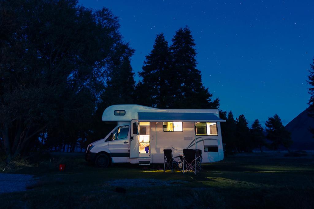 Wohnwagen in der Nacht